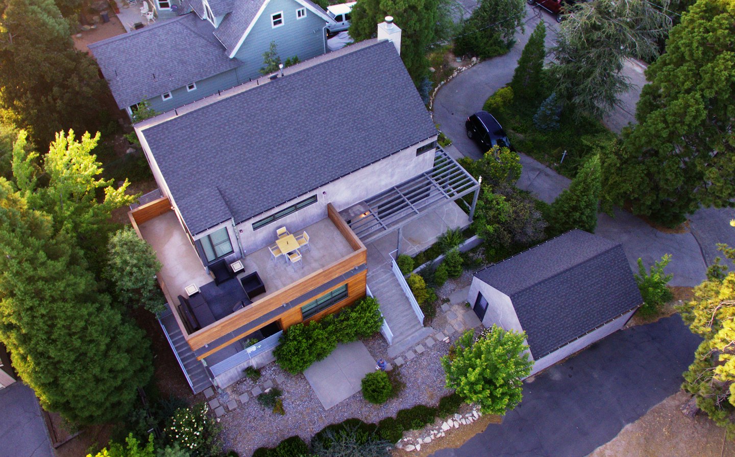 Modernes Haus mit Holzverkleidung und Betonwänden mit Terrassen.