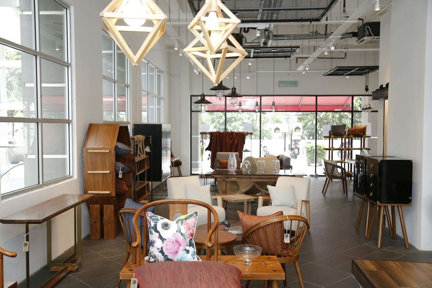 Moderne Holzmöbel in einem sonnendurchfluteten Showroom.